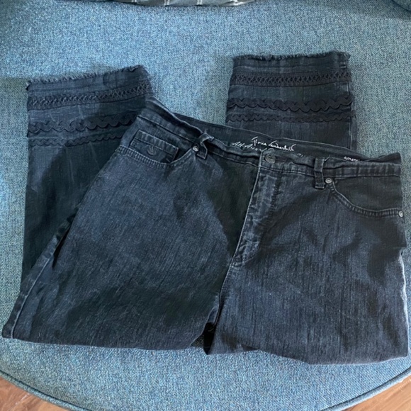 Gloria Vanderbilt ⚡️ Black Capri with Trim All Around Slimming Effect 12 Missy - Picture 4 of 4